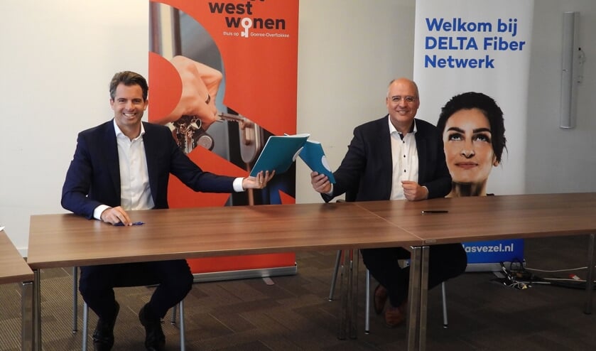<p>Ondertekening overeenkomst: v.l.n.r. Michiel Admiraal, DELTA Fiber Netwerk en Kees van Dam, Oost West Wonen. </p>