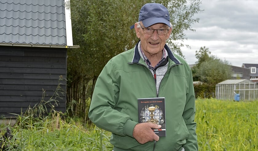 <p>Joost Visbeen met zijn nieuwste boek 'De tragedie van Dirck Crabeth' . (Foto: Nico J. Boerboom - Gouda) </p>