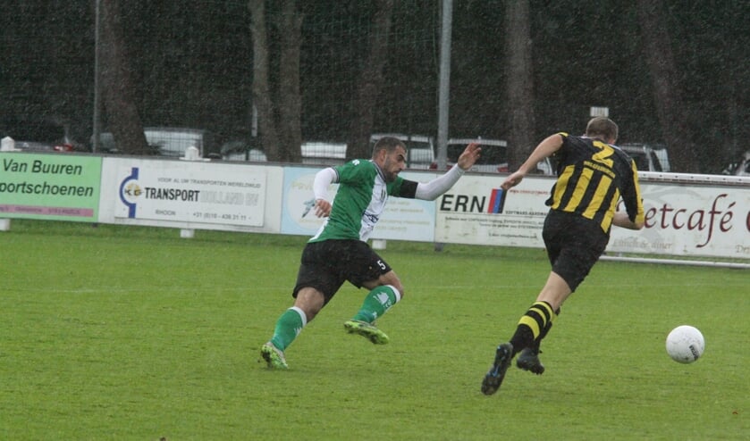 <p>Garush Gabrieljan (l) belet de back van VFC om op te komen. Foto: Wil van Balen.</p>