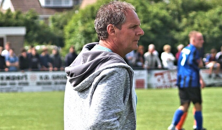 <p>Trainer Hans de Heer van Vierpolders ziet de verplaatsing van voetbalwedstrijden met lede ogen aan. (Archieffoto: Wil van Balen)</p>
