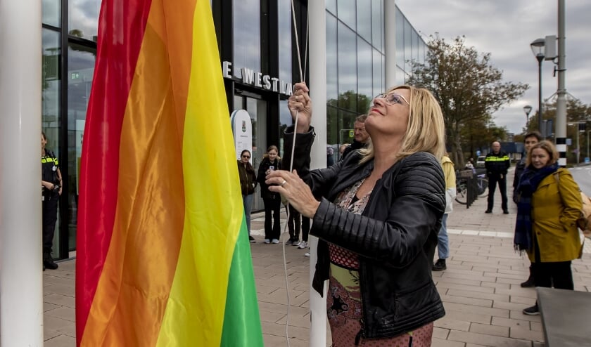 <p>Wethouder Cobie Gardien hees de regenboogvlag bij het gemeentehuis. Foto: (PR/Thierry Schut)</p>