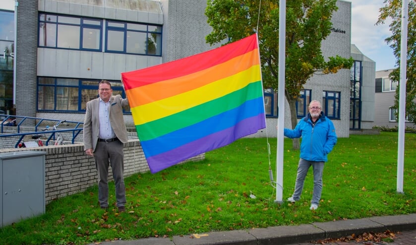 <p>Het is belangrijk om als gemeente te laten zien dat iedereen welkom is op het eiland. Daarom werd dan ook de regenboogvlag gehesen op maandag 12 oktober. Foto: Sam Fish</p>