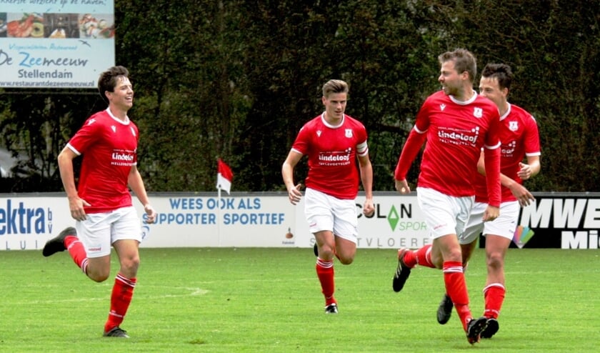<p>Vincent Grobecker (2e van rechts) wordt achtervolgd door zijn ploeggenoten na de openingstreffer uit een fraai genomen vrije trap. </p>