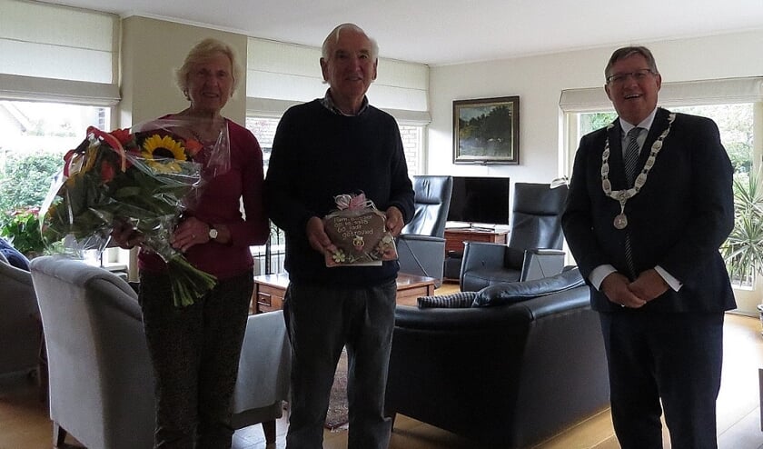 <p>Burgemeester Gregor Rensen op bezoek bij het echtpaar Slager (Foto: MMV)</p>