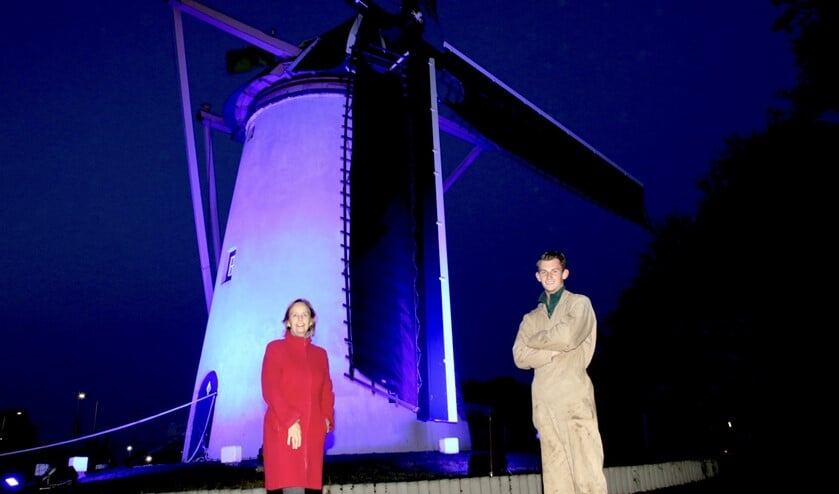 <p>Burgemeester Milène Junius en molenaar Frank Moerland (Foto: Wil van Balen)</p>