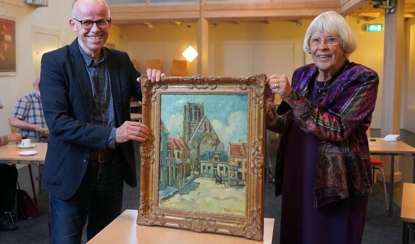 <p>Esther Elkerbout en voorzitter Jan Wolters van de Stichting Behoud Voormalige Synagoge Brielle </p>