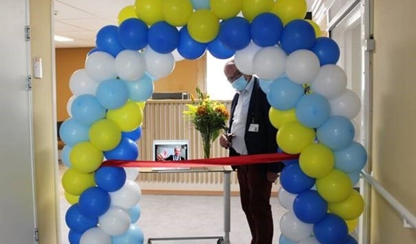 <p>Paul van der Velden, bestuurder Spijkenisse Medisch Centrum. En op de laptop: burgemeester Foort van Oosten en wethouder Wouter Struijk die de opening digitaal bijwoonden.</p>