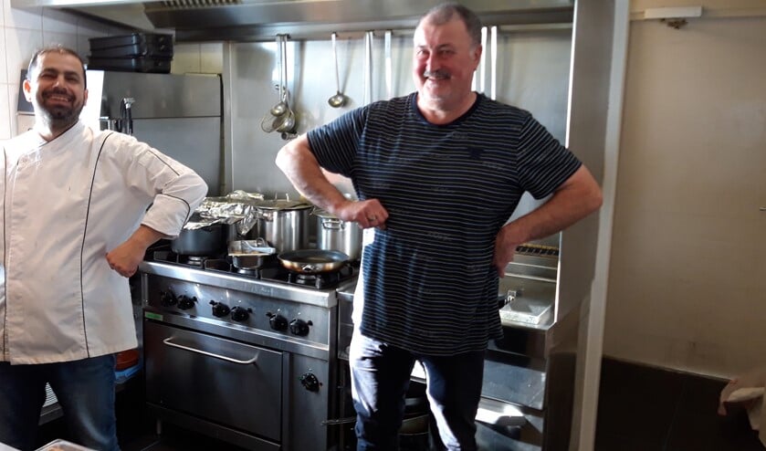 <p>Hussam Karkas en Piet Witvliet runnen met veel inzet en plezier restaurant de Reddingsloods in Ouddorp.</p>