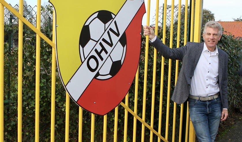<p>Voorzitter Leen Keijzerwaard: ''Ik houd me in een leuke sfeer alleen nog fit op zondagochtend met een aantal oud-spelers zoals Eddy de Regt, Jan Troost, Adrie Poldervaart en Wim van den Berg.'' Foto Theo van Kralingen.</p>