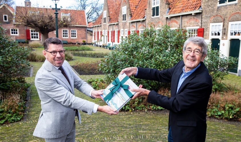 <p>Jaap van Duijn (r) overhandigt het boek 'Geschiedenis van het Westland' aan burgemeester Arends. Foto: (PR/Thierry Schut)</p>