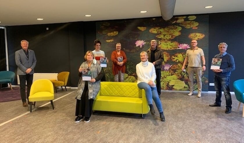 <p>De eerste groep vrijwilligers van het digiTaalhuis Voorne </p>