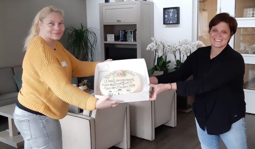 <p>Patricia ontvangt de nominatie met taarten uit handen van Sabrina Janson. Foto: (PR)</p>