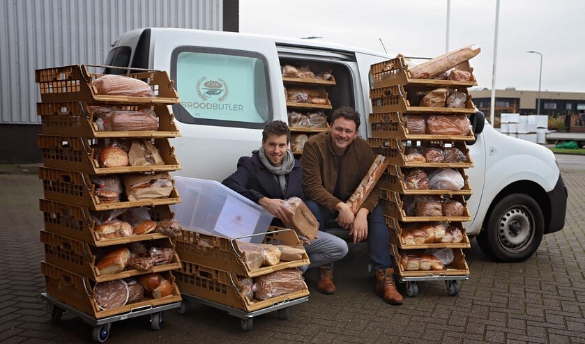 <p>Frank Post en Alain Manders met bestellingen en de Broodbutler-box</p>