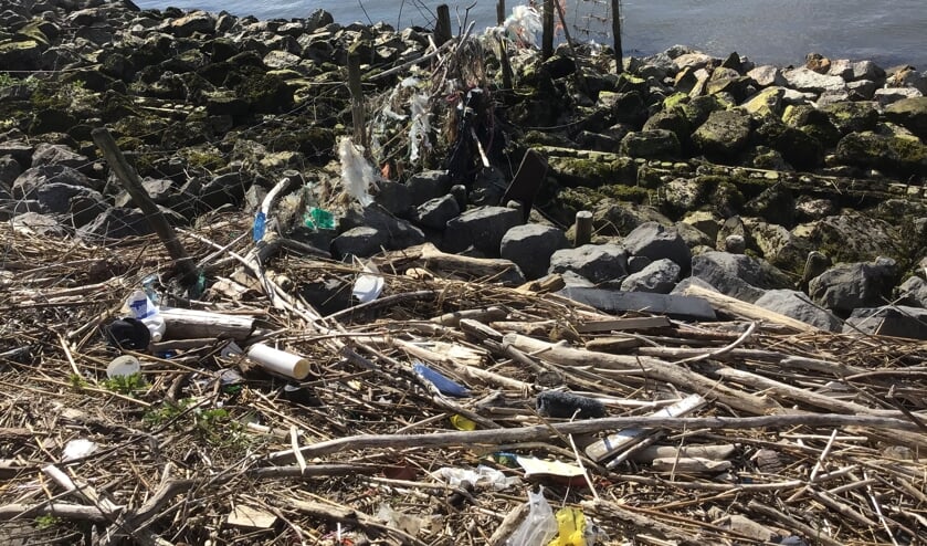 <p>Onderaan de dijken langs de rivieren spoelt heel veel zwerfvuil aan. Veelal plastic. Het laat zich raden wat zich onder de waterspiegel aan het gezicht onttrekt. </p>