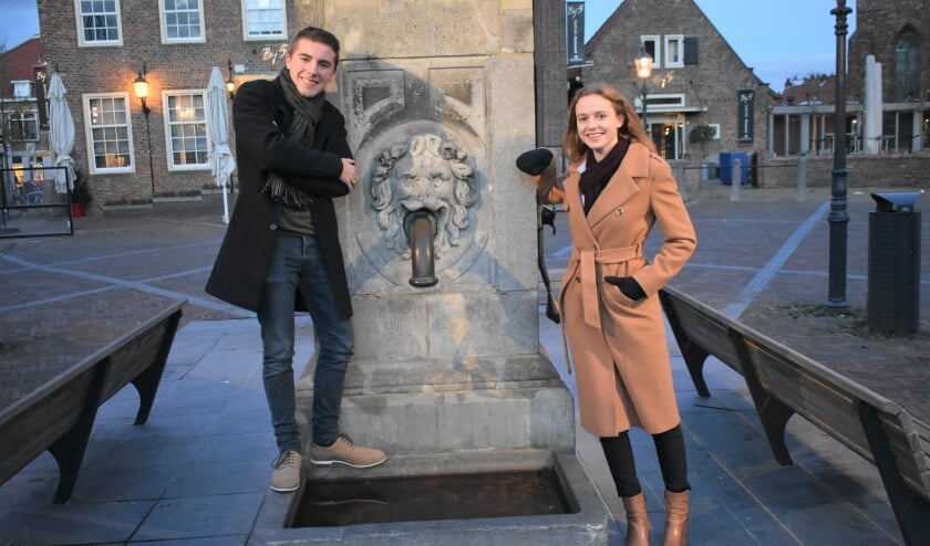 <p> Kevin Klinkspoor (20) heeft de voorzittershamer van de Jongerenraad Westland overgedragen aan Emma Boellaard (17). Foto: (WB)</p>