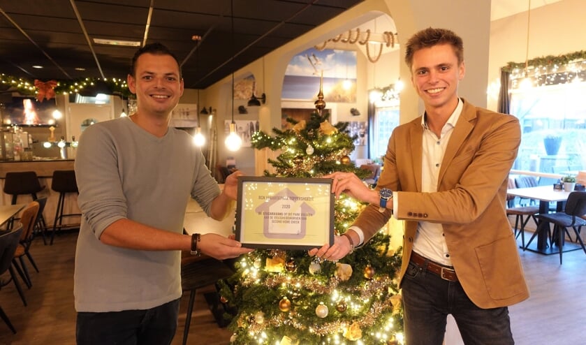 <p>Uitreiking veiligheidscertificaat. Links Roland Hoogwerf van RCN Toppershoedje en rechts Wouter Weijkkamp van Second Home Check. </p>