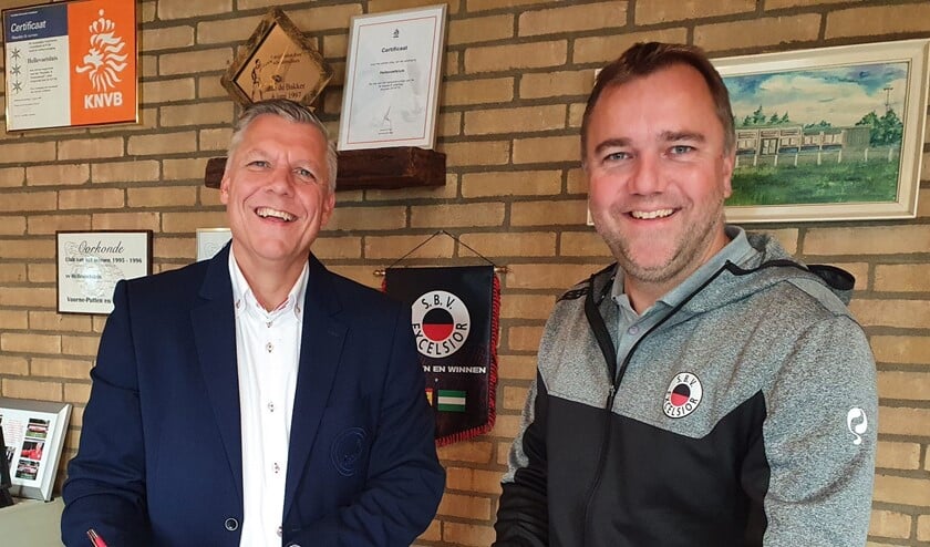 <p>Voorzitter Edwin Boogaard van Hellevoetsluis en Roel de Nooijer namens Excelsior tekenden onlangs de samenwerkingsovereenkomst tussen Hellevoetsluis en Excelsior. Foto Jaap de Nekker.</p>