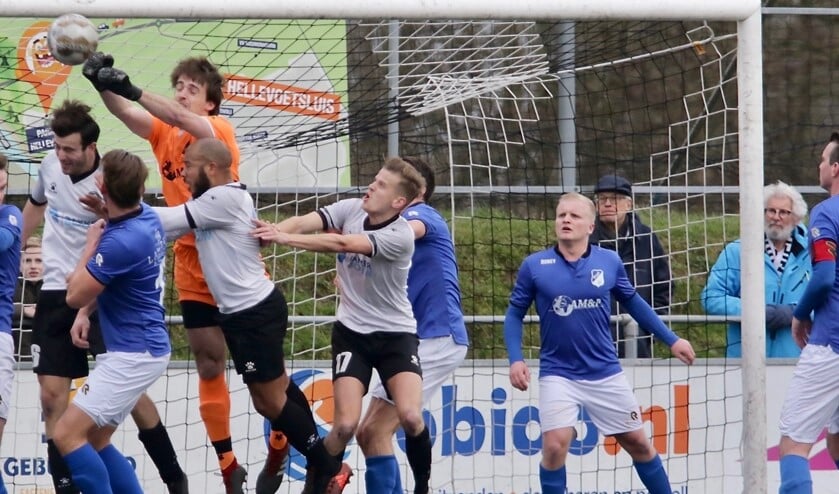 <p>Jeffrey Burger (17) in actie tegen DBGC: ''Het sociale kringetje is zonder voetbal en met thuiswerken steeds kleiner geworden. De training is momenteel de enige uitlaatklep.'' Archieffoto Theo van Kralingen.</p>