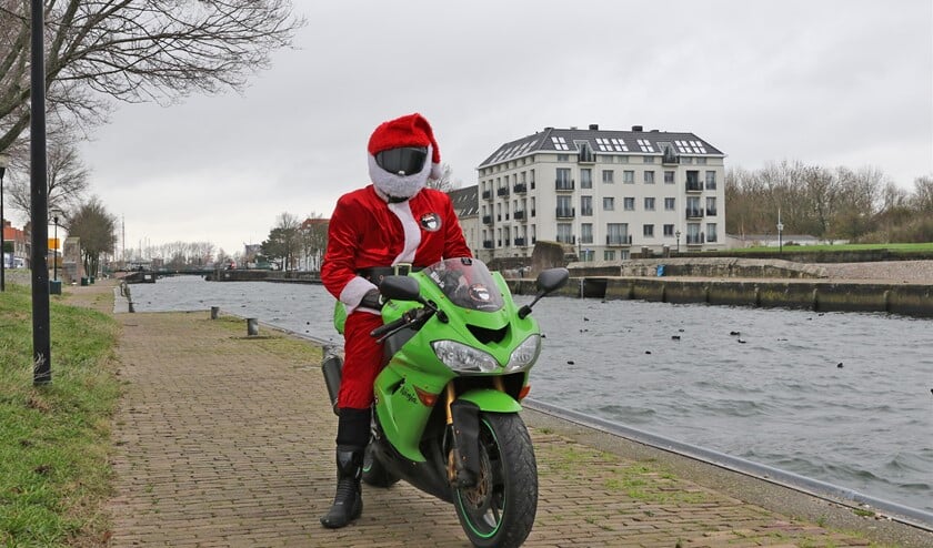 <p>'Kerstman' Giovanni Sudmijer (Foto: Wil van Balen)</p>