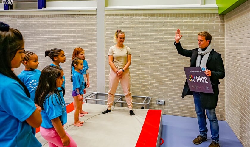 <p>De wethouder komt met de high five tegel op visite in Groenewoud. </p>