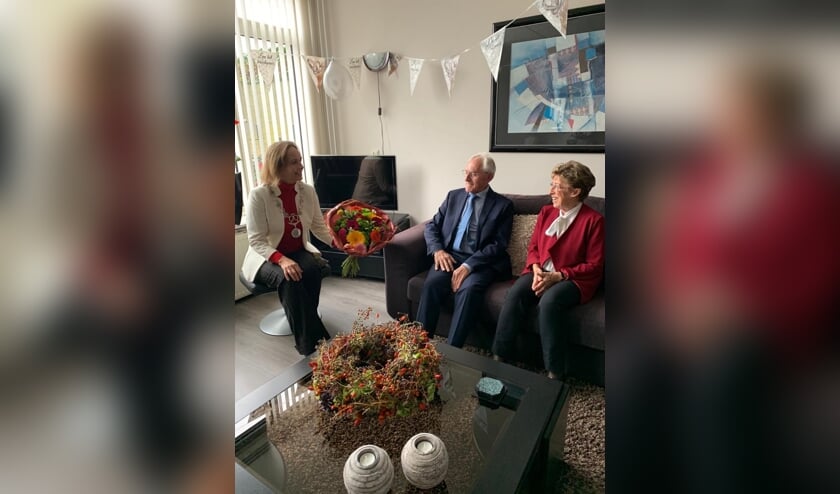 <p>Het bruidspaar genoot van het bezoek van de burgemeester. </p>