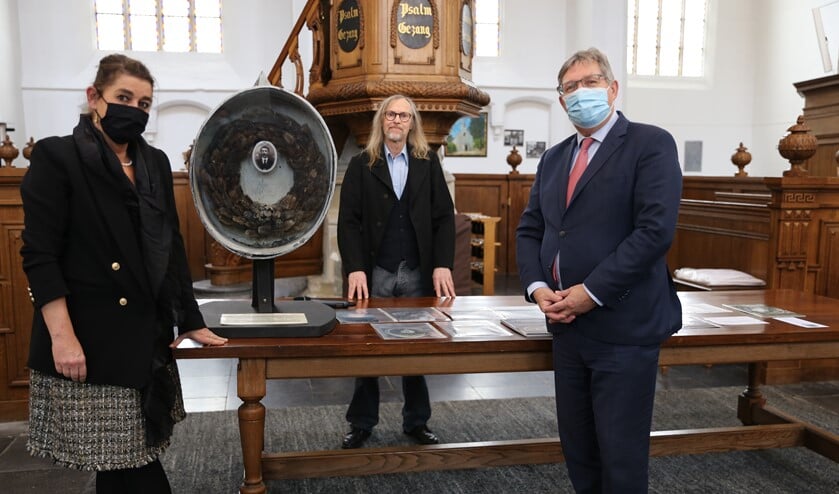<p>De overhandiging van de trommel vond afgelopen vrijdag plaats (Fotografie: Wil van Balen)</p>