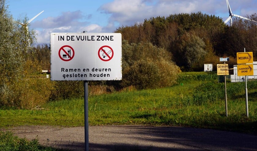 <p>Waarschuwingsborden als deze zijn standaard bij dit type projecten volgens teamleider Ferdi van Dongen van de aannemerscombinatie</p>