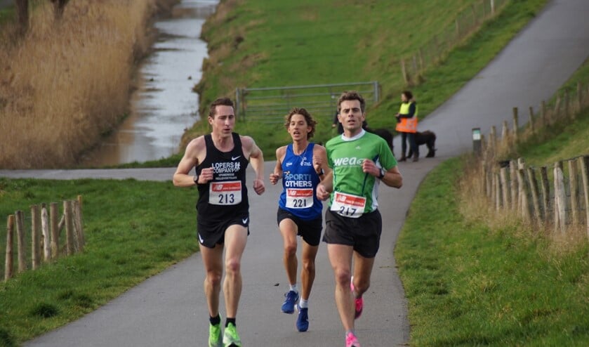 Sint Nicolaas (213) en Van Beusichem (217) domineren in de Hoeksche Tunnelloop 25km. (Foto: Ben Smit).