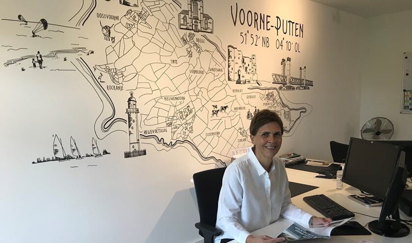 Irma van Oosten op het kantoor van Marketingorganisatie OP Voorne-Putten op het Kerkplein in Oostvoorne