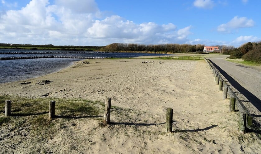 De uitbreiding van het strandje bij Twins wacht nog op nader onderzoek, zo antwoordde wethouder Feller op vragen van de SGP (foto Dorien Kickert)