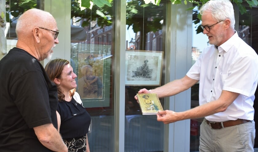Het startsein werd gemarkeerd met de overhandiging van het eerste exemplaar van 'De schat van Sumatra' aan wethouder Piet Vreugdenhil. Foto: (WB)