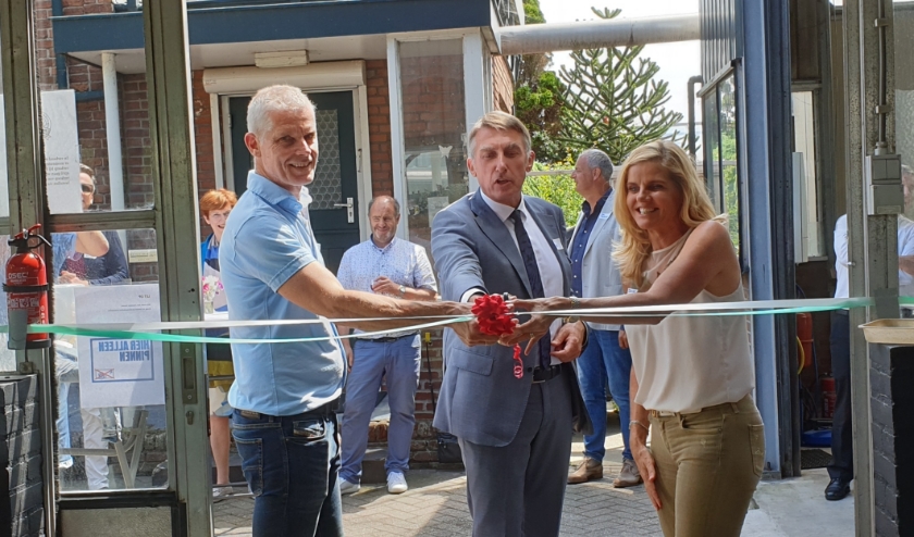 Aan wethouder Abee de eer om de officiële handeling te verrichten. Foto: (PR)