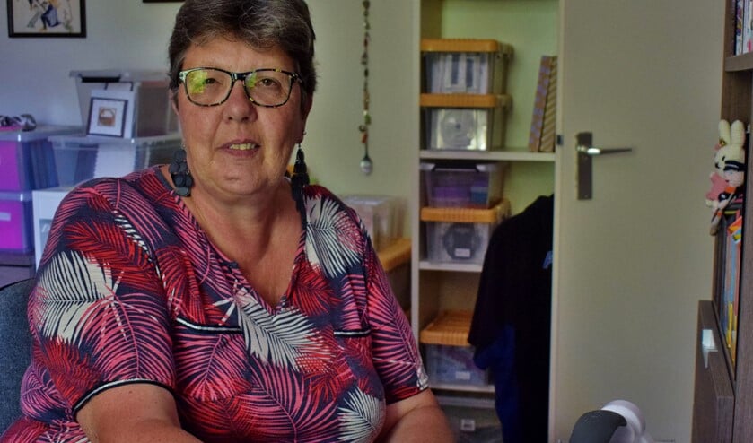 Ati aan de slag in haar hobbykamer met het maken van een wenskaart