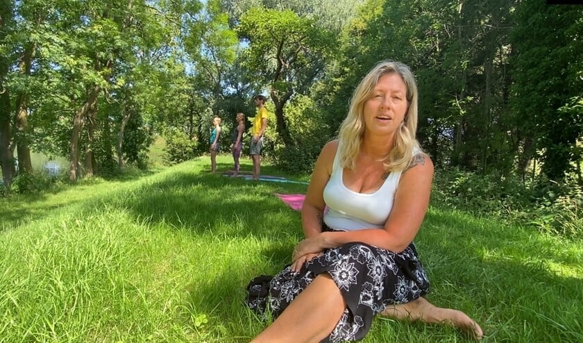 Het online festival start om 11.00 uur met een yoga-oefening