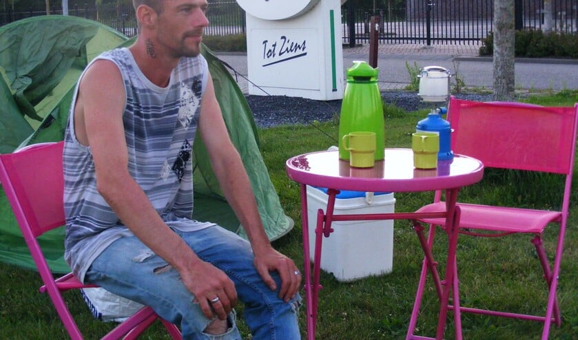 Voormalig huurder zet zijn tentje op bij voormalig verhuurder. (Foto: John Sparreboom)