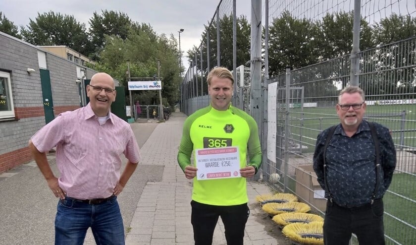 Willem Heijdacker en Aad Struijk reikten de Pluim van de Arbeid uit.