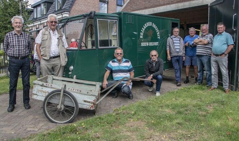 Doordat het doek van de bejaardensoos gaat vallen, stoppen de krantenmannen er ook mee (Foto: Wil van Balen)