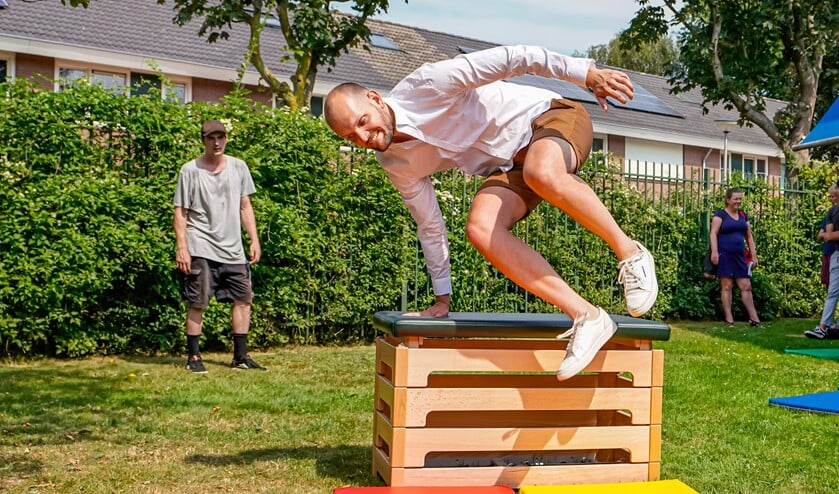 Wethouder Struijk nam een kijkje bij de Zomerschool en kon direct meedoen met freerunnen.