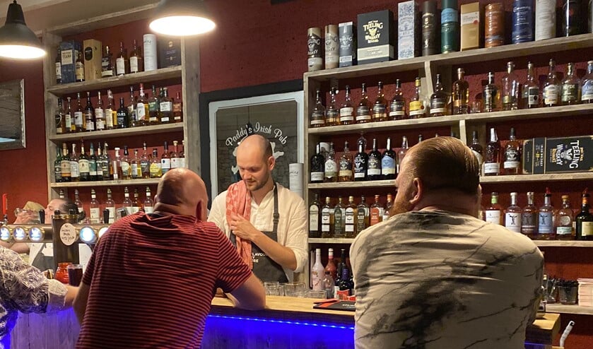Wethouder Struijk ging tijdens het schenken van de drankjes in gesprek met bezoekers.