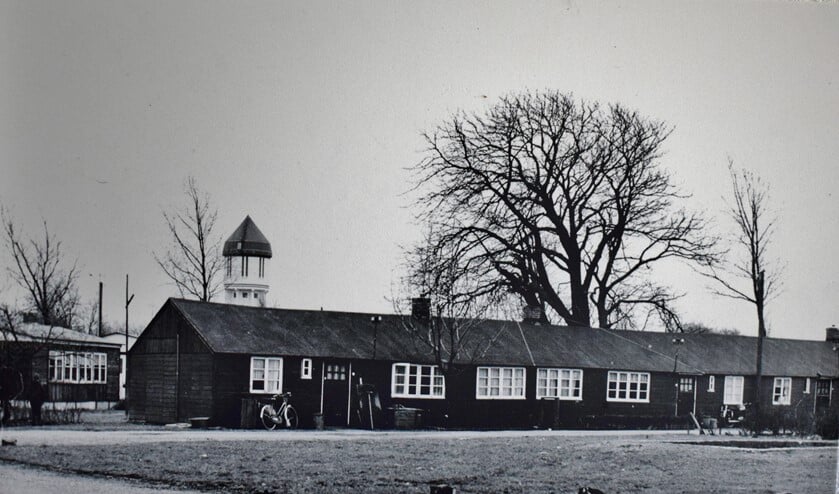 De barakken staan er niet meer; de watertoren nog wel