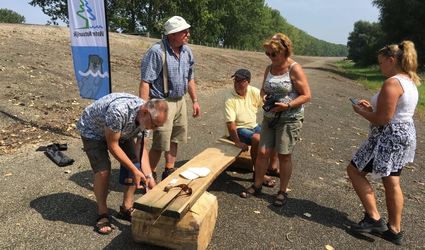 Fractievoorzitter Anne Mollema plaatst bordje “rustpunt aangeboden door Water Natuurlijk Hollandse Delta”.