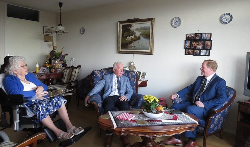 <p>Burgemeester Peter de Jong ging op bezoek bij het echtpaar van Geest </p>
