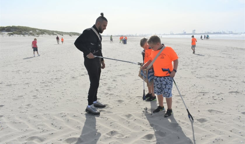 DJ Bombastic heeft het op dit moment een stuk rustiger en besloot donderdagmiddag met een juttas op pad voor een schoner strand. Foto: (WB)