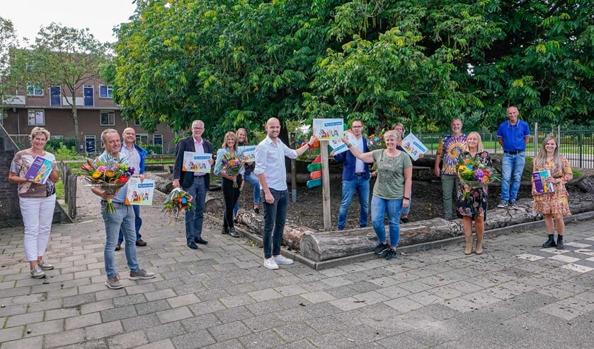 Trots laten alle directeuren hun nieuwe certificaat van het Jeugd Educatie Fonds zien.