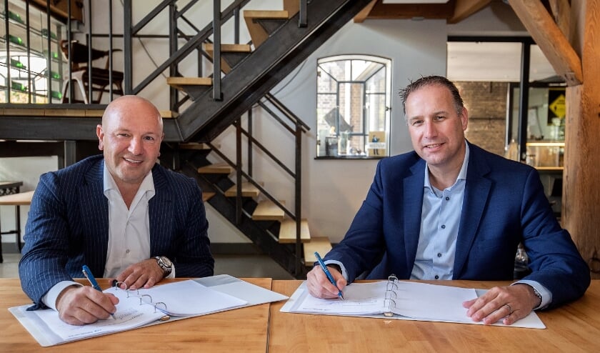 Edward Koornneef van Samen Ontwikkelen Westland en Arie Houweling van Slavenburg Bouw zetten hun handtekening voor de realisatie van De Rentmeester. Foto: (PR/Alexander Mul)