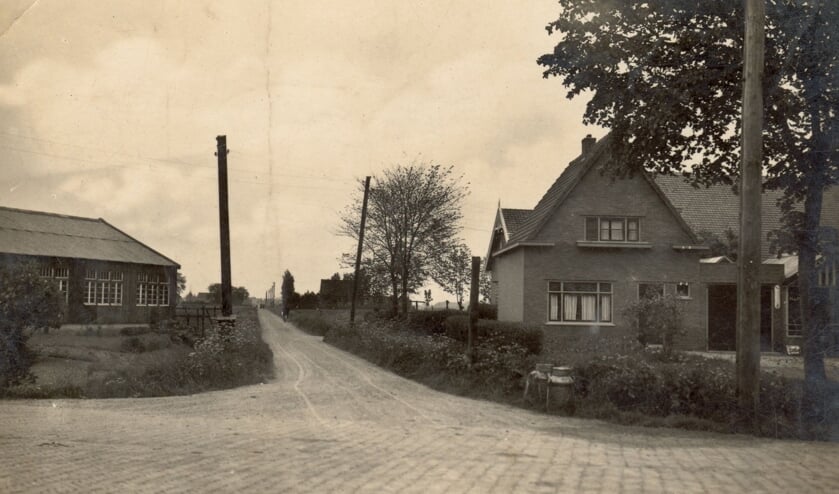 Beeld van de hoek Rijksstraatweg - Kouwenoordseweg (ook wel Tolweg Oost genoemd). De foto is in de jaren dertig genomen in de richting van de Oostdijk. Links een schuur van Vermaat's Autobusbedrijf; Rechts de boerderij van de familie De Pijper, waar de melkbussen op transport wachten. Op deze plaats verrees later het garagebedrijf De Pijper, met benzinestation., dat nog later werd overgenomen door de firma Berkel. Op de plaats van dit bedrijf loopt nu de Amnesty Internationallaan. Iets meer naar rechts verrees de zogenoemde Berkelflat.