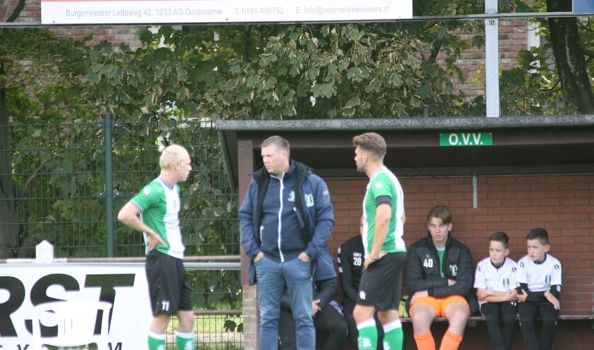 <p>OVV-trainer Marcel Langeveld overlegt met zijn nieuwe spitsen Niels Bekker (links) en Jarno Huijsman. Foto: Wil van Balen.</p>