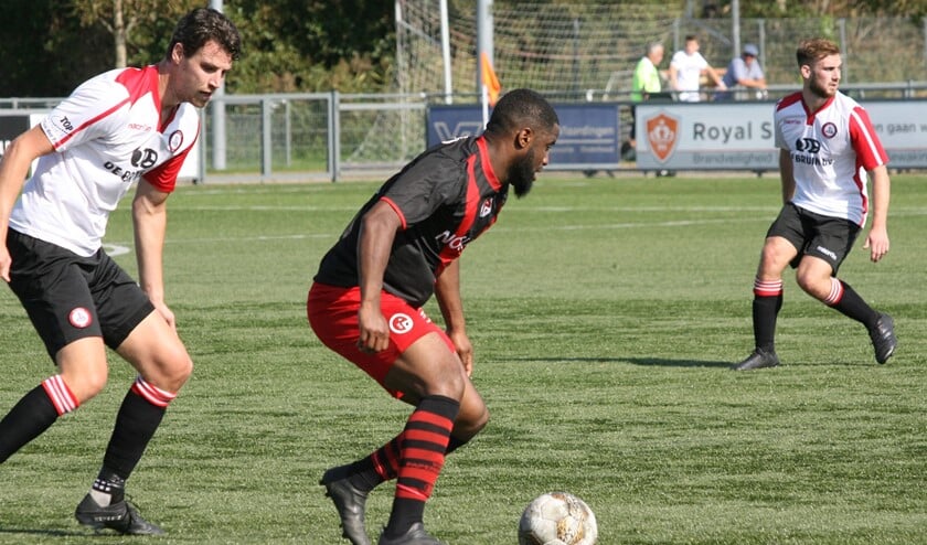 Marcel van den Berg (l) en Dimitri Poortvliet (r) vormen een sterk centraal duo in de defensie van Brielle. Foto: Wil van Balen.