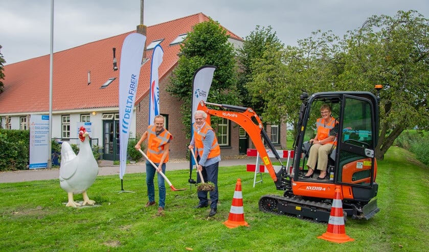 Frank Franzen, Piet Grootenboer en Tea Both zetten bij Eibaar de eerste stap voor de aanleg van glasvezelinternet. Foto: Sam Fish