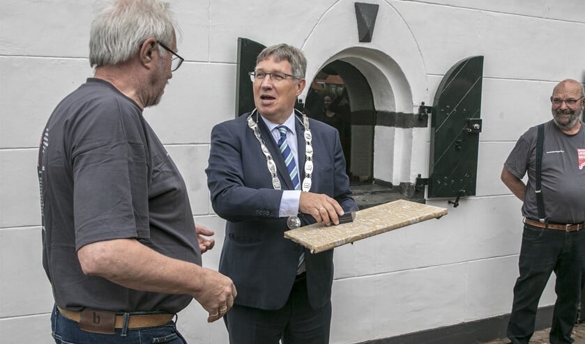 De uitreiking van de erepenning (Fotografie: Wil van Balen)